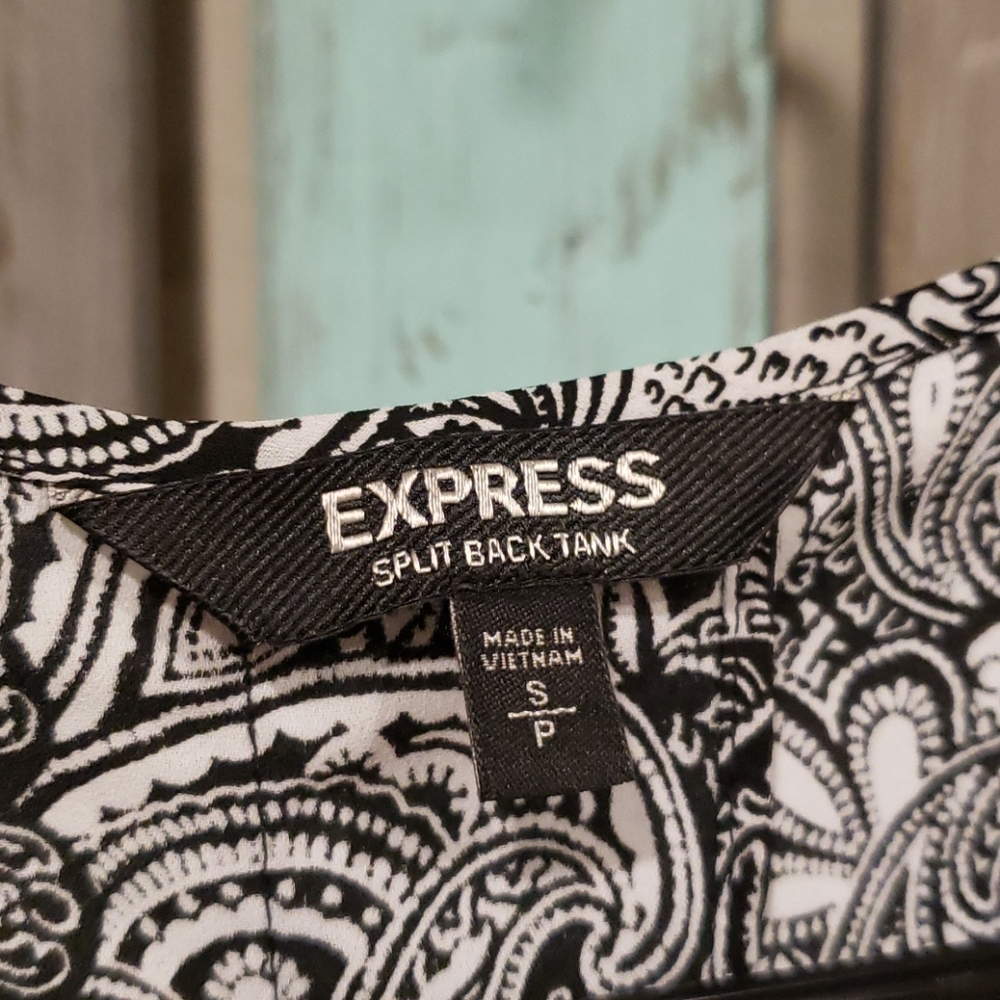 🌺Express Split Back Tank - Picture 4 of 5